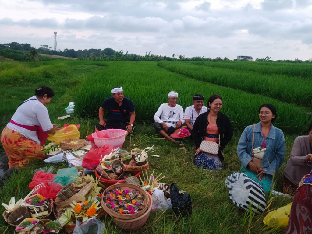 Kegiatan Ngeruak Untuk Pembangunan TPS 3R Desa Tumbak Bayuh